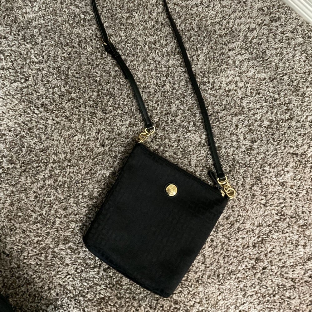 Tommy Hilfiger Black Crossbody Bag with Sleek Design